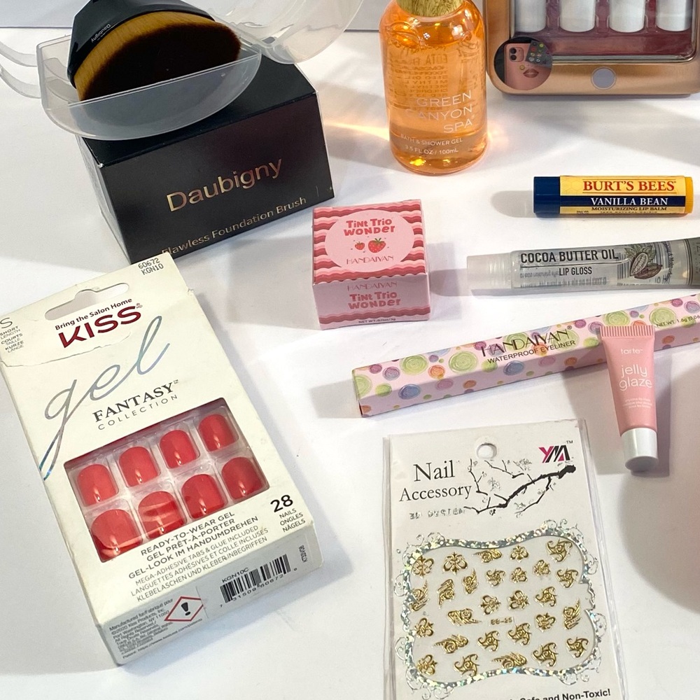 Lot of 18 Beauty Essentials Skincare Lip Eyeliner Bath Nails Tarte Bubble KISS - Picture 3 of 17